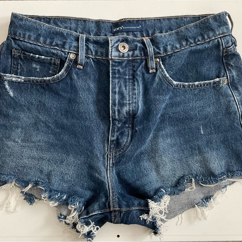 Levi’s made and crafted women’s high-rise shorts.